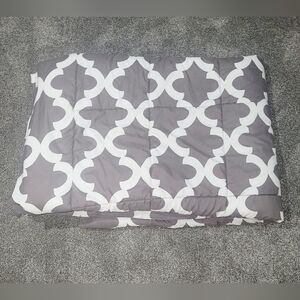 Full Size Comforter Gray and White Pattern